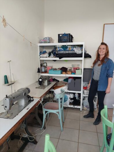 Liska Bernet in Nähwerkstatt von Glocal Roots